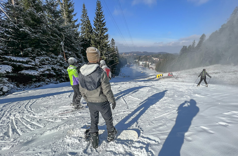 Snowboard lessons on Bradul slope