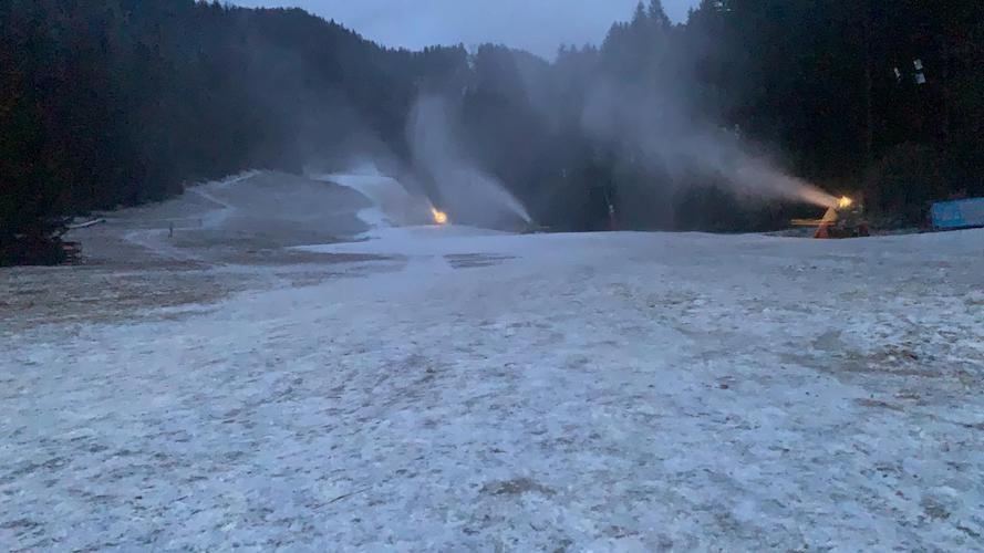 snow guns blazing on Bradul slope